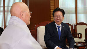 이재명 "의료 문제, 종교계 나서달라" 진우스님 "노력하겠다"
