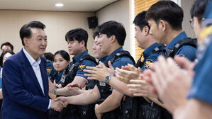 윤 대통령 "제복입은 영웅들, 정당한 보상으로 뒷바라지"