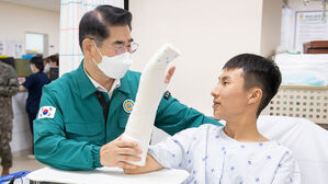 국방장관, 수도병원 방문&hellip;'연휴 응급진료 지원' 의료진 격려