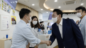 윤 대통령, 어린이병원 방문&hellip;"아픈 아이들 위해 애쓴 의료진에 감사"