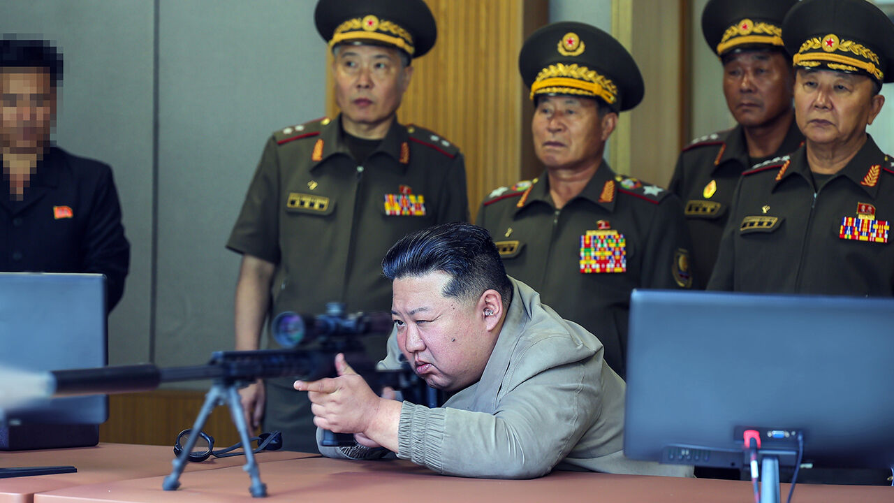 국방과학원이 개발한 7.62㎜ 저격수보총과 5.56㎜자동보총을 비롯한 저격무기를 살펴본 김정은 북한 국무위원장 (사진=조선중앙통신, 연합뉴스)