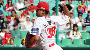 '불혹' SSG 노경은, 홀드 1위 확정&hellip;KBO 최고령 홀드왕