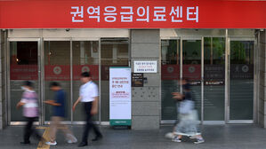 정부 "복귀 의사 다수"에 의협 "정반대로 파악"…전공의 모집 D-1 엇갈리는 전망