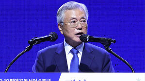 "한반도 상황, 한국전쟁 이후 가장 위험"&hellip;'통일 말자' 논란도