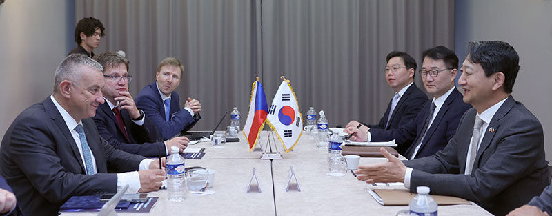 안덕근 산업통상자원부 장관이 요젭 시켈라체코 산업통상부 장관과 면담하고 무역·투자 및 공급망, 첨단 제조 협력 등을 논의하고 있다. (사진=산업통산자원부 제공, 연합뉴스)