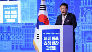 윤 대통령, 체코 동포들 만나 "양국 협력 확대, 동포사회에 큰 기회"