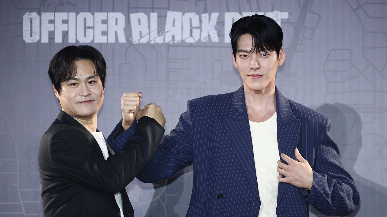 넷플릭스 영화 '무도실무관' 제작보고회에서 포즈를 취하고 있는 배우 김우빈(오른쪽)과 김성균