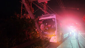 새벽 파주서 시내버스가 전신주 들이받아&hellip;승객 등 8명 부상