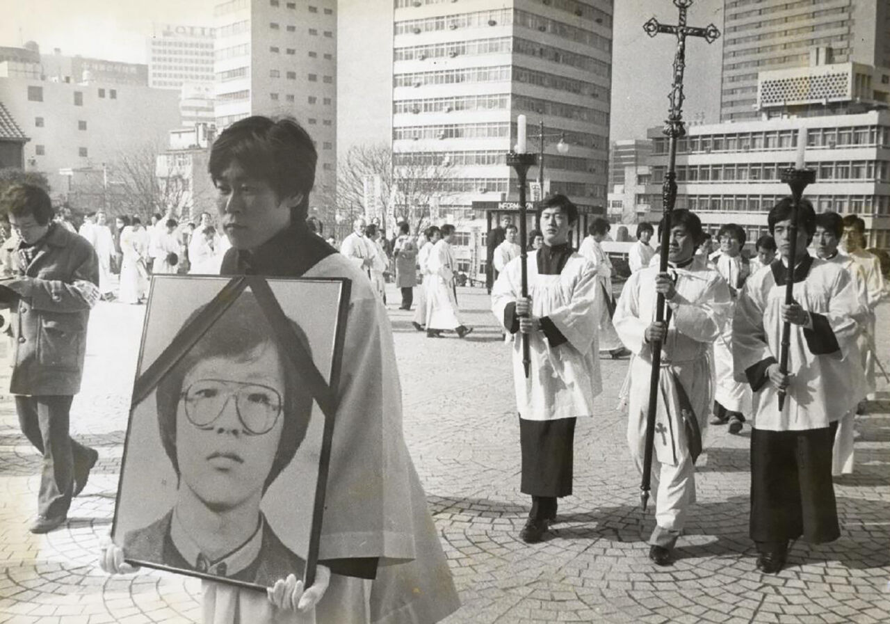 박종철 열사의 사진을 들고 침묵시위하는 사제단(1987.2.7) (사진=천주교정의구현전국사제단 제공, 연합뉴스)