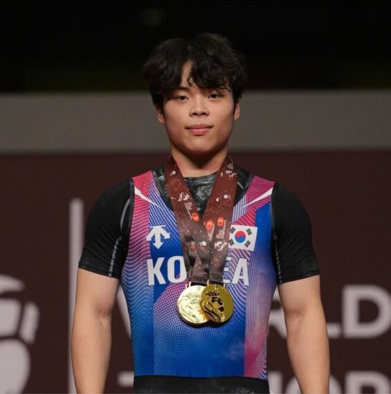 권대희가 24일(한국시간) 2024 세계주니어역도선수권대회 남자 81㎏급에서 우승한 뒤, 기념 촬영을 하고 있다. (사진=국제역도연맹 인스타그램 캡처, 연합뉴스)