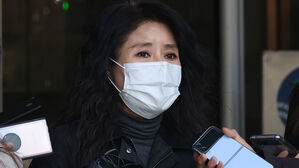 소주병 들고 경찰 막은 박소연 케어 전 대표&hellip;징역형 집유 확정