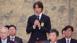 국회 출석한 홍명보 "국민들 궁금해하신 부분, 아는 건 밝히려"