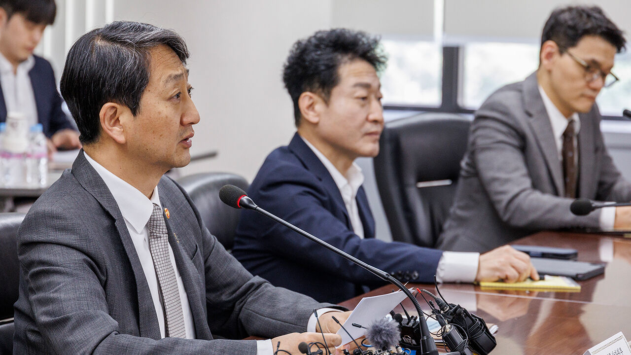 지난 6월 동해 심해 가스전 개발 위한 1차 전략회의에서 발언하는 안덕근 산업부 장관