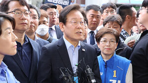재보선 앞두고 현장 찾은 이재명&hellip;"부산도 민주당에 기회 달라"