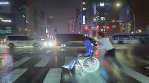 폭우 속 강남대로 질주한 '번개맨'&hellip;휠체어 시민 도운 버스기사