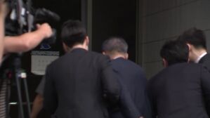 '부당대출 의혹' 우리은행 전 본부장 구속심사 출석&hellip;묵묵부답