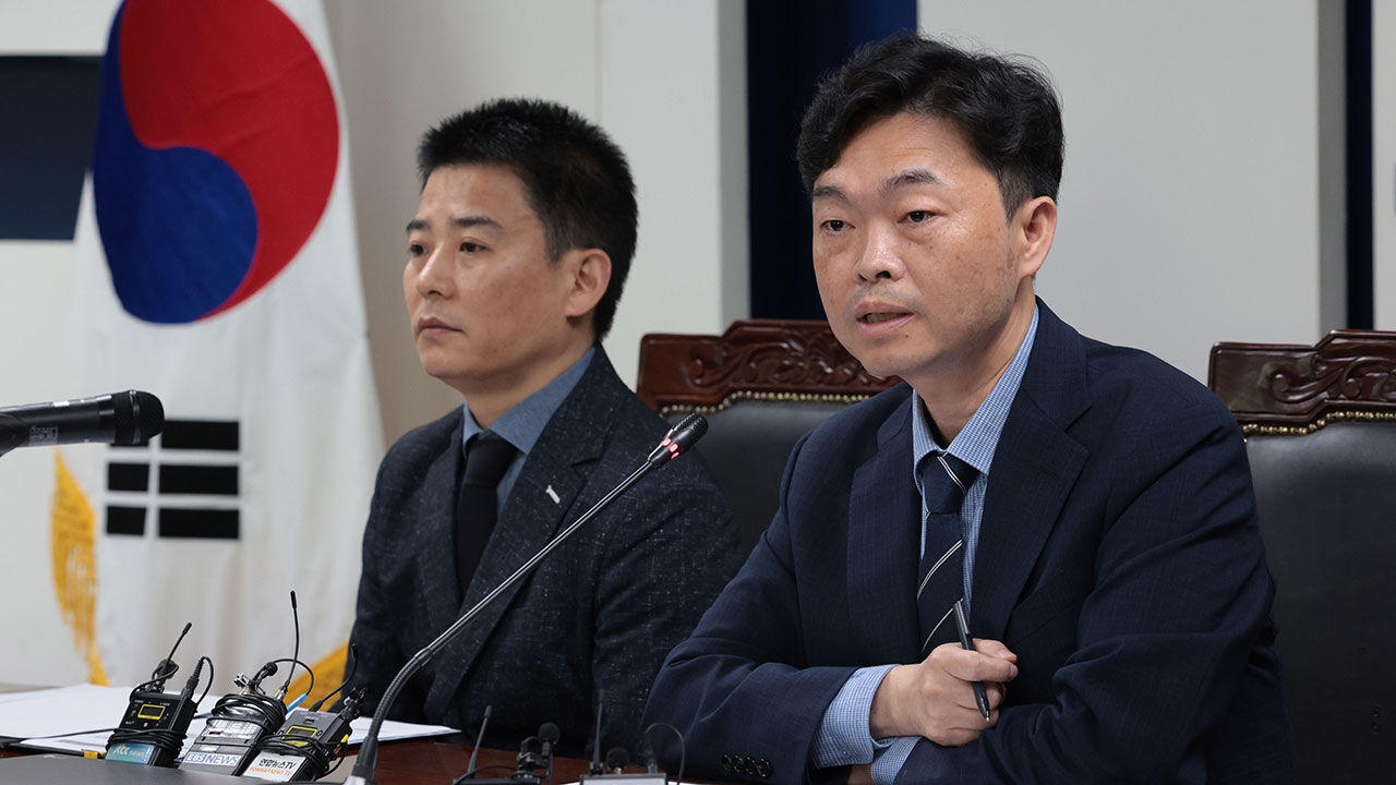 이동수 디지털성범죄 심의국장(오른쪽)과 서경원 확산방지팀장이 30일 오전 서울 양천구 방송통신심의위원회에서 딥페이크로 인한 불법 유해 정보 확산 문제로 텔레그램 측과 협의한 결과에 대해 취재진 질문에 답하고 있다.