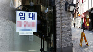 빚 못갚는 자영업자 1년새 42% 급증&hellip;30조 대출 '시한폭탄'