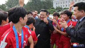 김정은, U-20 우승 여자축구팀 직접 만나 격려
