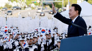 윤 대통령, 2년 연속 국군의날 시가행진&hellip;"자유 대한민국 파이팅"