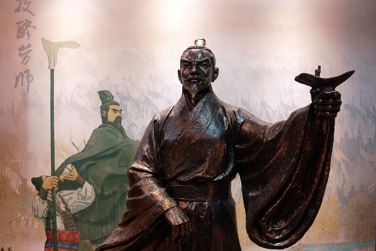 황주박물관에 전시된 구천 동상. 출정 직전에 황주를 마시고 있다.