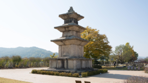 복제된 다보탑 대신 경주 고선사지 석탑으로 야외 전시