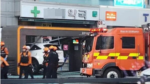 출근길 버스정류장으로 돌진한 SUV&hellip;2명 다쳐