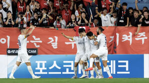 FC서울이 원정 경기 때 굳이 흰 유니폼만 입는 이유는? [스프]
