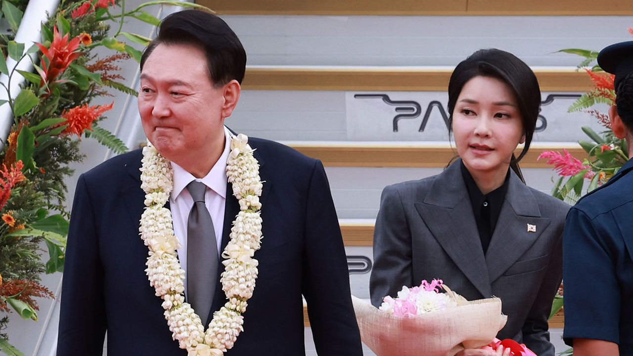 필리핀을 국빈 방문한 윤석열 대통령과 김건희 여사가 6일(현지시간) 필리핀 마닐라 니노이 아키노 국제공항에 도착, 환영 인사로부터 꽃목걸이와 꽃다발을 받은 뒤 이동하고 있다.
