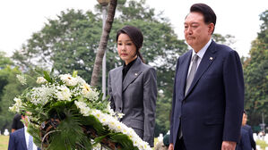 윤 대통령, 필리핀 국부 호세 리잘 기념비에 헌화