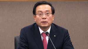 검찰, 우리은행 '손태승 불법대출 관여' 전 부행장 구속 기소