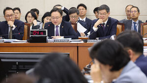 복지위 국감서 여 "이재명 헬기 이송 특혜" 공세&hellip;야 항의
