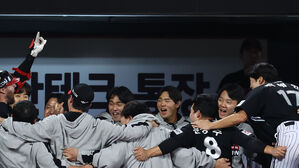 오스틴, 역전 3점 홈런&hellip;LG, kt 추격 뿌리치고 2승 1패 리드