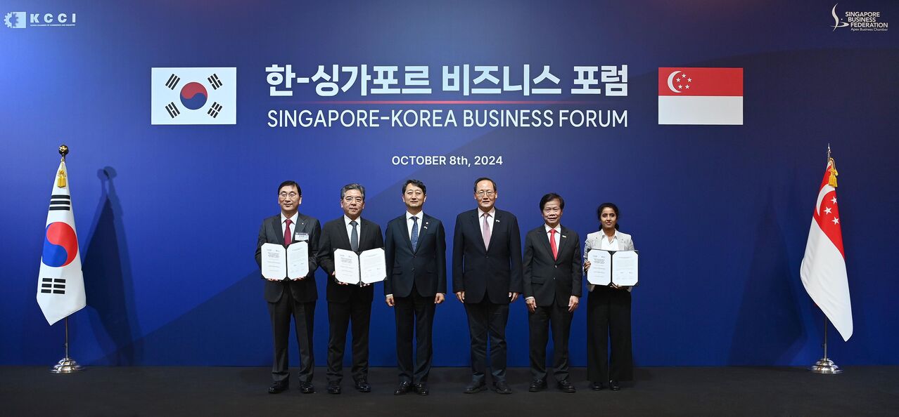 지난 8일(현지시간) 싱가포르 리츠칼튼 호텔에서 장재훈 현대차 대표이사 사장(왼쪽 두 번째)과 윤영준 현대건설 대표이사 사장(왼쪽 첫 번째), 람킨용 난양이공대 부총장(오른쪽 두 번째), 안덕근 산업통상자원부 장관(왼쪽 세 번째) 등이 신에너지 부문 협력을 위한 업무협약(MOU) 체결 후 기념촬영을 하고 있다. 