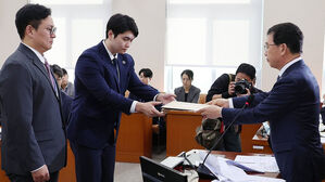 야당, '김 여사 공천개입 의혹' 명태균&middot;김영선 동행명령