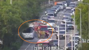강변북로 달리던 버스 바퀴서 연기&hellip;탑승객 30명 대피