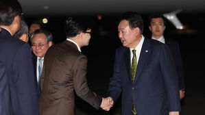 윤 대통령, 순방 마치고 귀국&hellip;한동훈과 짧은 악수