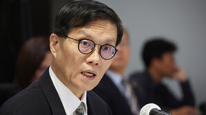 한은 총재 "최 권한대행, 정치보다 경제 고려해 불가피한 결정"
