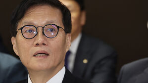 '피벗 늦었다' 지적에 한은 총재 "집값&middot;가계대출 고려한 것"