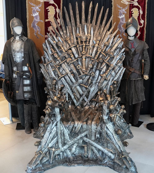 헤리티지 옥션이 지난 9월 뉴욕에서 전시한 철왕좌(Iron Throne) 소품 (사진=로이터, 연합뉴스)
