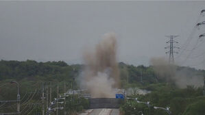 MDL 10ｍ 앞에서 TNT 폭파한 북에 유탄발사기 · 중기관총 대응 사격