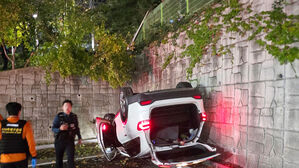 경찰청 울타리 뚫고 '쿵'&hellip;4m 추락해 뒤집힌 음주 차량