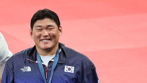 유도 김민종, 프로야구 PO 3차전 시구&hellip;애국가는 배우 정지소