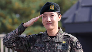 BTS 제이홉 전역 "큰 응원과 사랑 감사"&hellip;맏형 진과 포옹