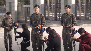 [SBS Star] VIDEO: JIN Sweetly Holds Microphones for a Female Reporter During J-HOPE's Discharge