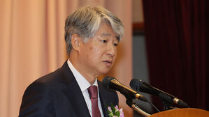 이종석 헌재소장 퇴임&hellip;"사법의 정치화 경계해야"