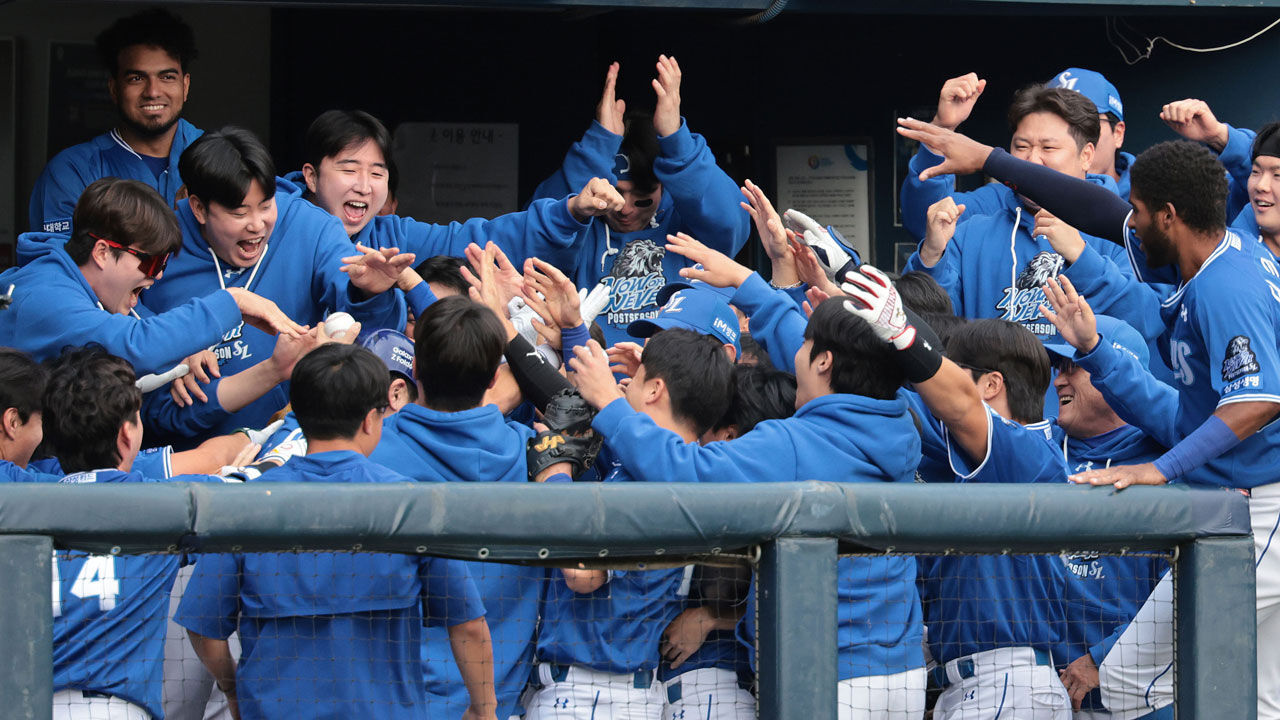 KBO 포스트시즌 플레이오프 4차전 LG 트윈스와 삼성 라이온즈의 경기 8회초 선두타자로 나선 삼성 강민호가 좌중간 솔로 홈런을 치고 동료선수들과 환호하고 있다. (사진=연합뉴스)