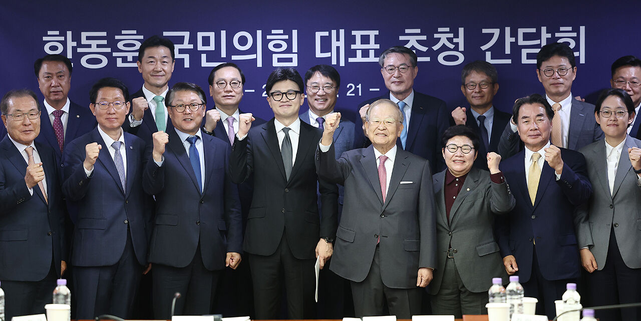 국민의힘 한동훈 대표와 손경식 한국경영자총협회 회장이 21일 오전 서울 마포구 경총회관에서 만나 간담회를 하기 전 참석자들과 기념 촬영을 하고 있다. (사진=연합뉴스)