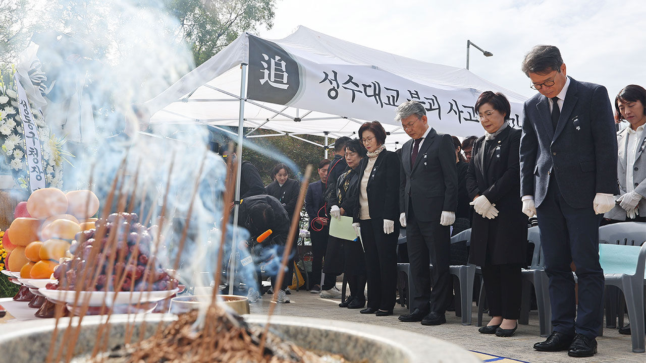 21일 오전 서울 성수대교 북단 위령탑 앞에서 열린 성수대교 붕괴사고 30주기 합동위령제에서 참가자들이 묵념하고 있다. 