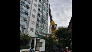 광진구 오피스텔 공사장서 천공기가 아파트로 쓰러져&hellip;외벽 파손